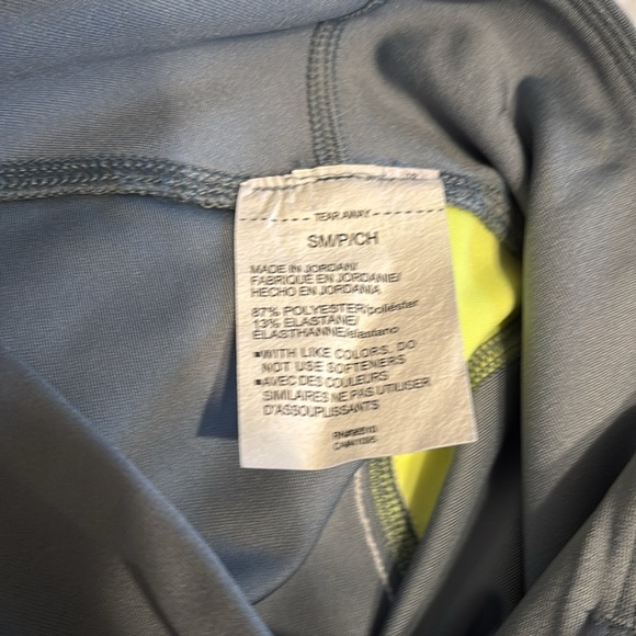 Under Armour HeatGear compression legging, Size Small. - Picture 4 of 4